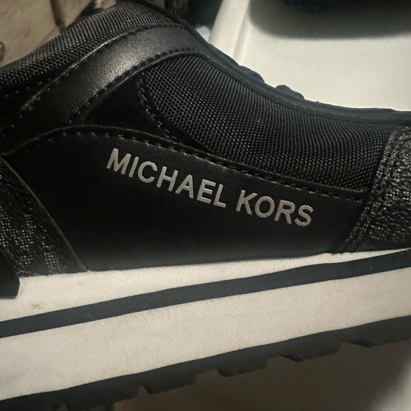 Women Micheal Kors Wilma Logo Trainer shoes - Picture 10 of 13